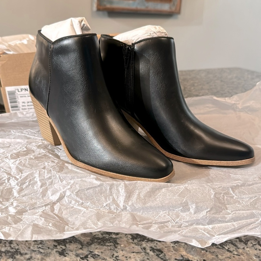 Just Fab black Caviar ankle boot NIB 7